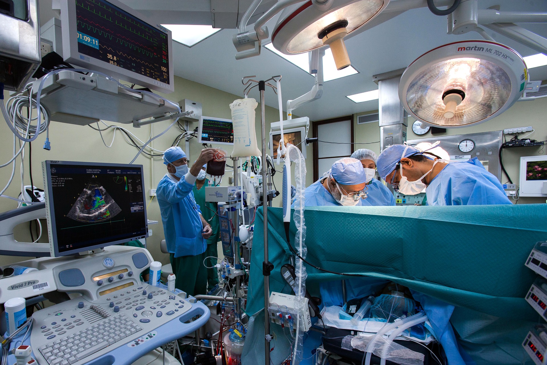 HealthTech Industry Update | Will robots replace surgeons?
